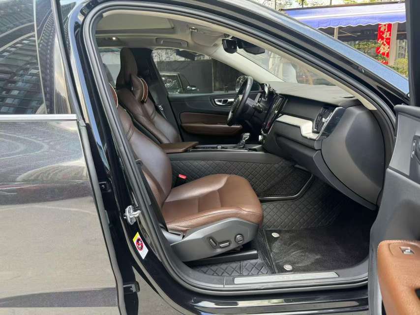 Volvo XC60 8
