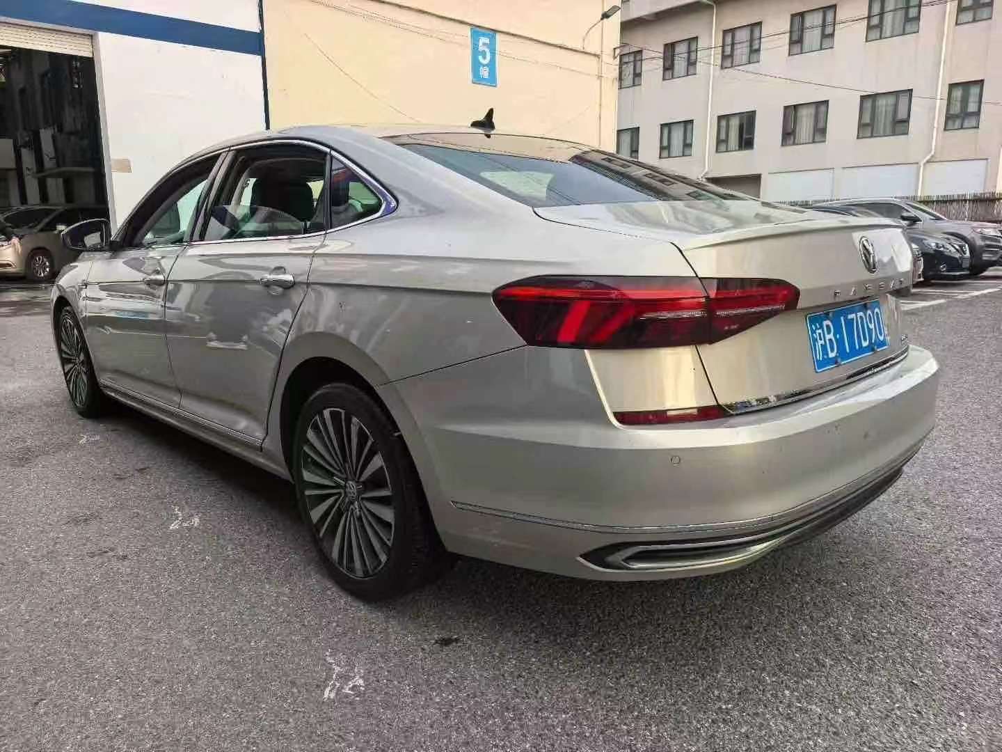 Volkswagen Passat 330 Luxury 6