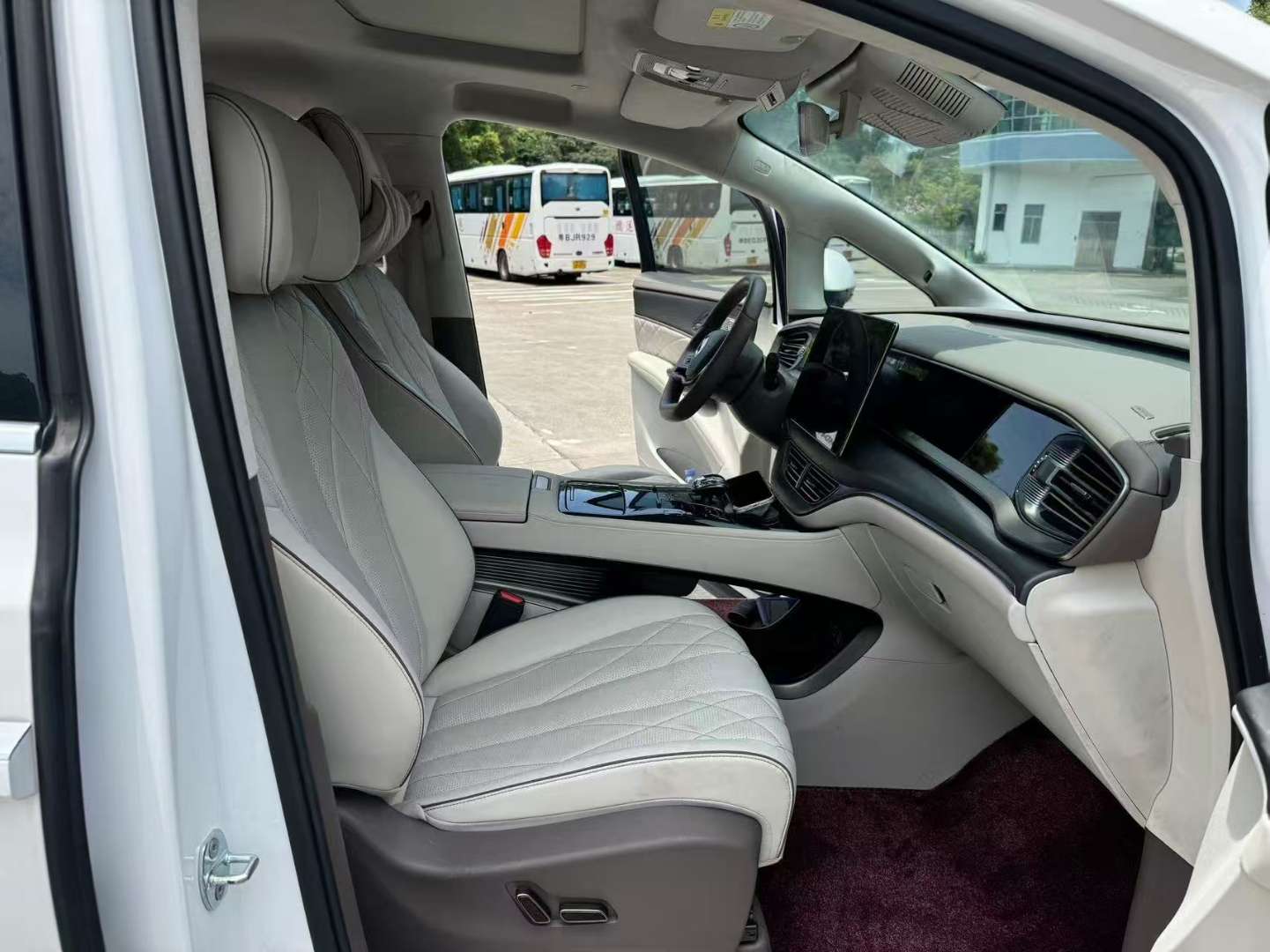 Denza D9 1.5T AWD Flagship Top Trim 6