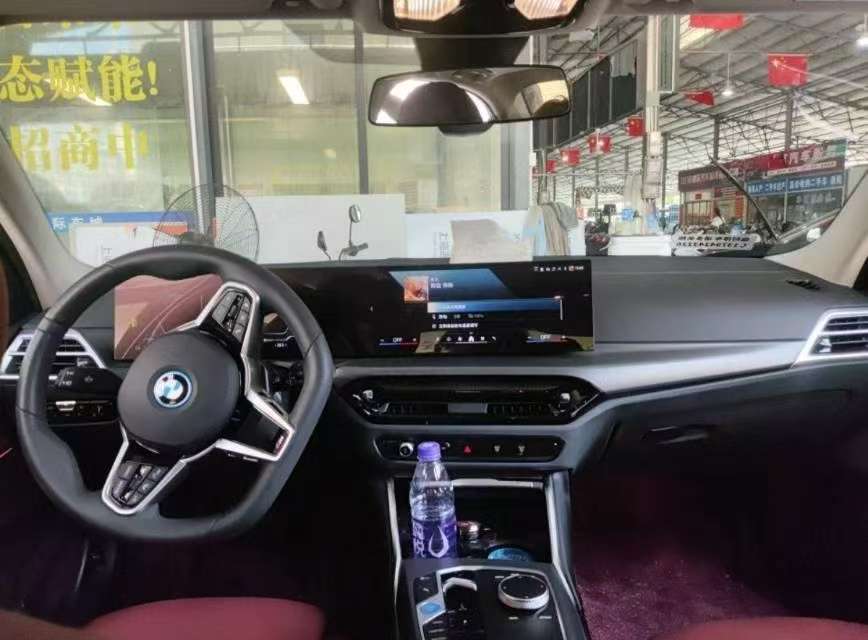 BMW i3 eDrive 35 L 8