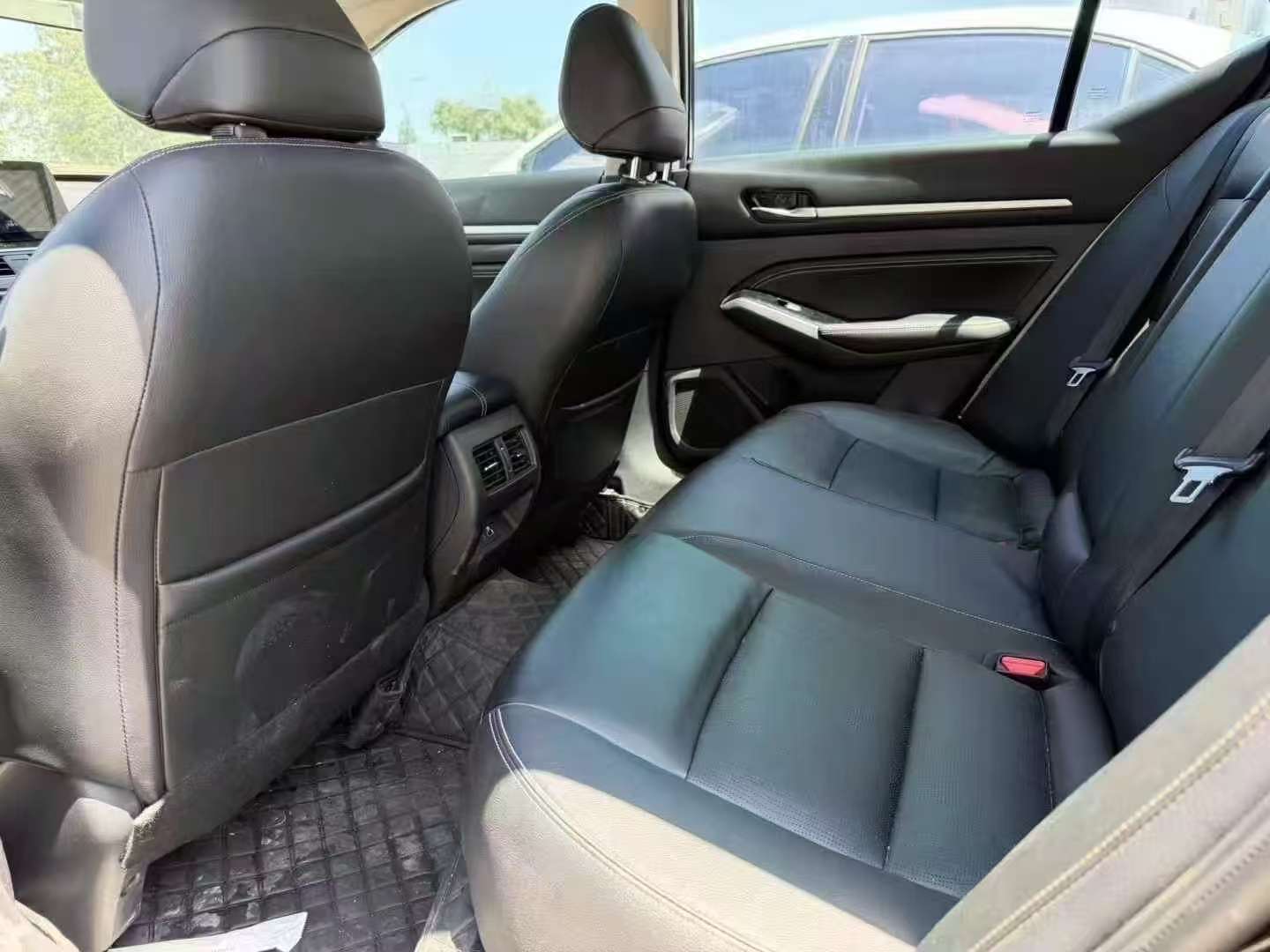 Nissan Altima 2.0L Automatic Sunroof Power Seats 8