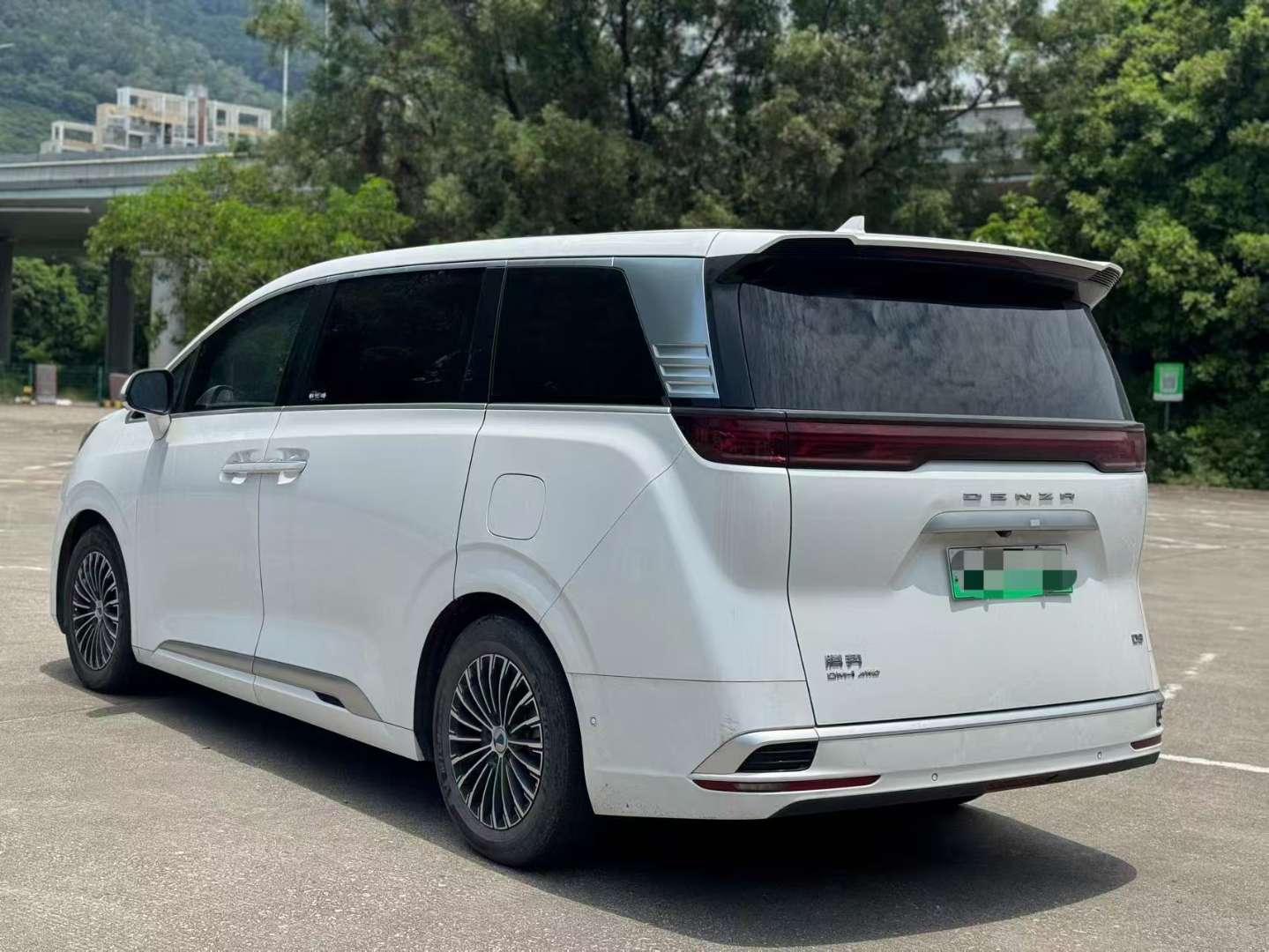 Denza D9 1.5T AWD Flagship Top Trim 4