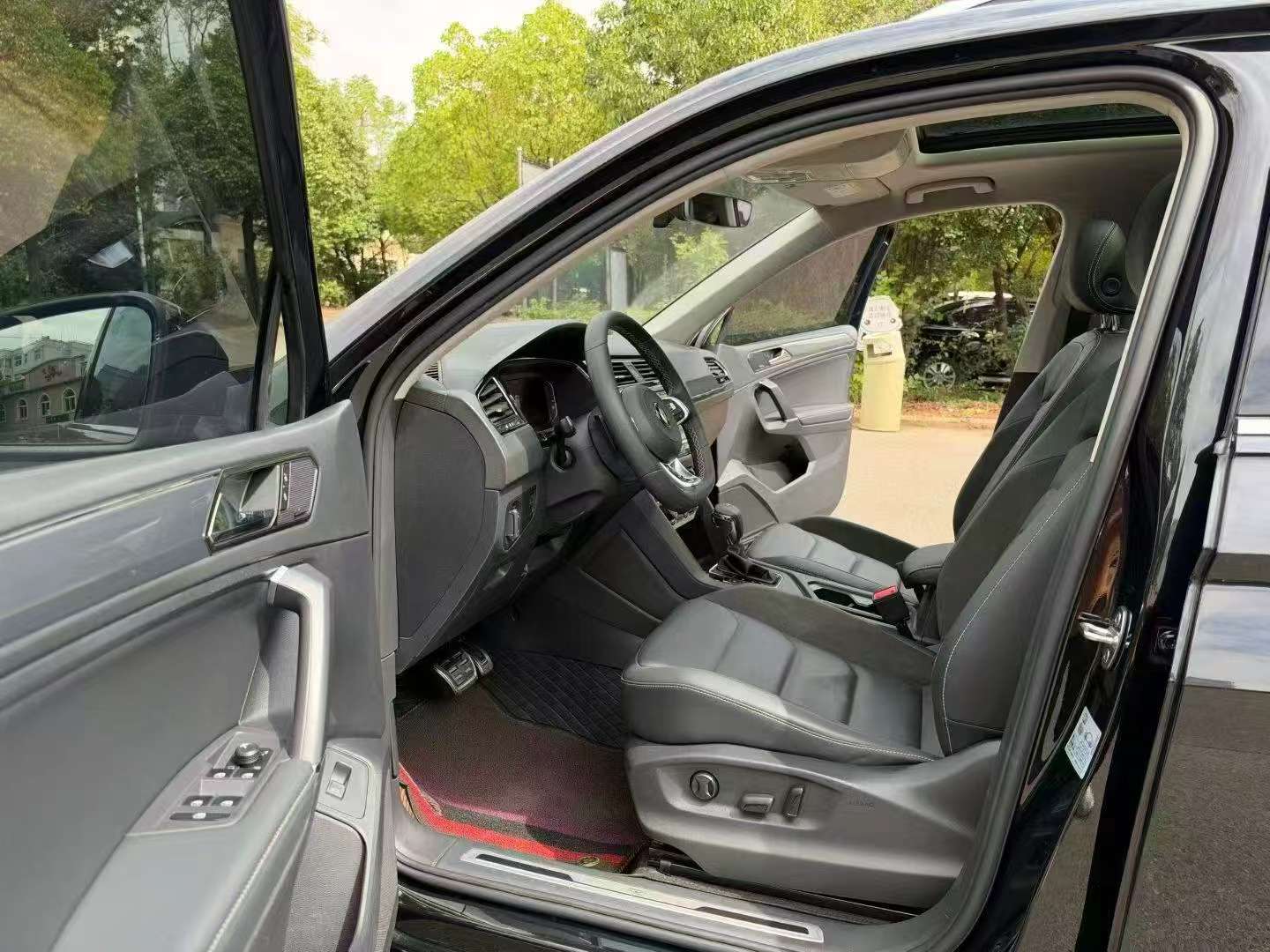 Volkswagen Tiguan L 330 FWD R-Line Pro 4