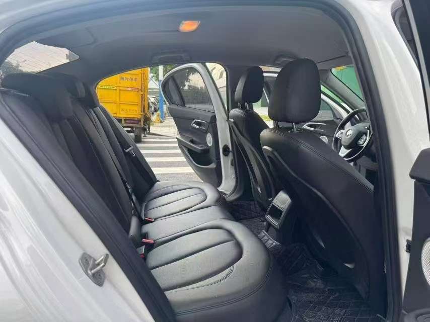 BMW 1 Series 120i 1.5T Sport Edition 7
