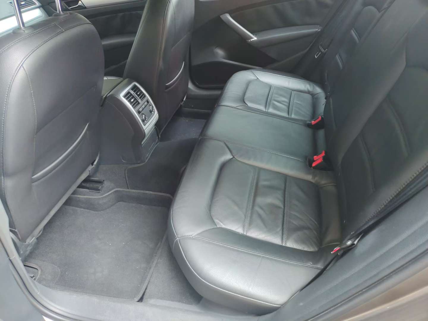 Volkswagen Passat 2014 Prestige Edition 1.8T 4