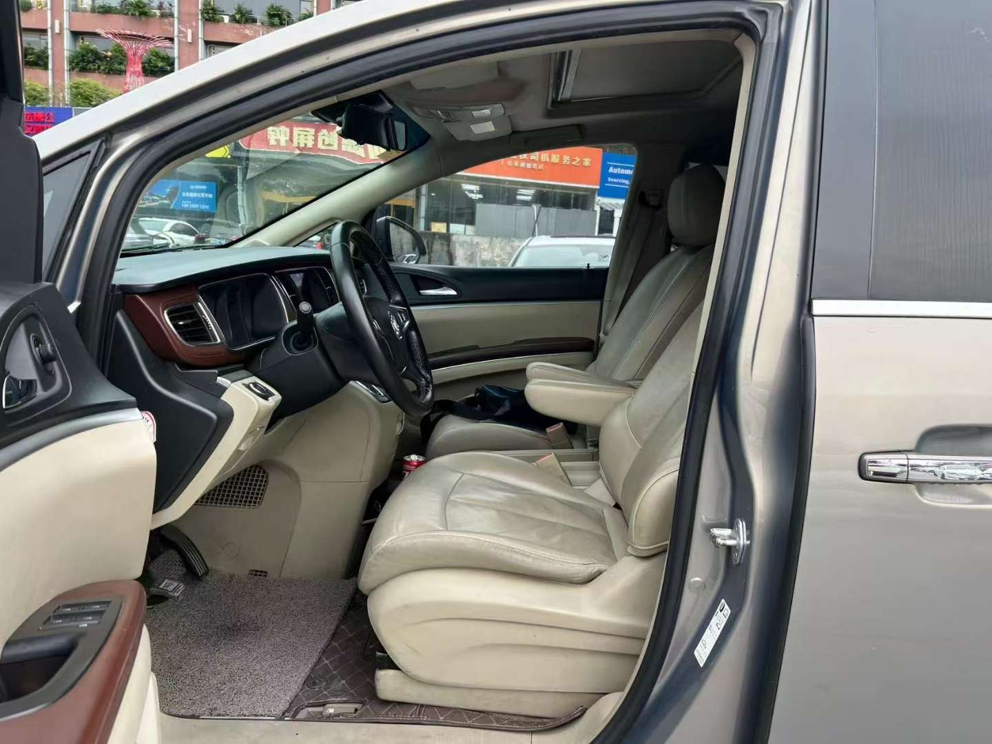 Buick GL8 2.0T Luxury 5