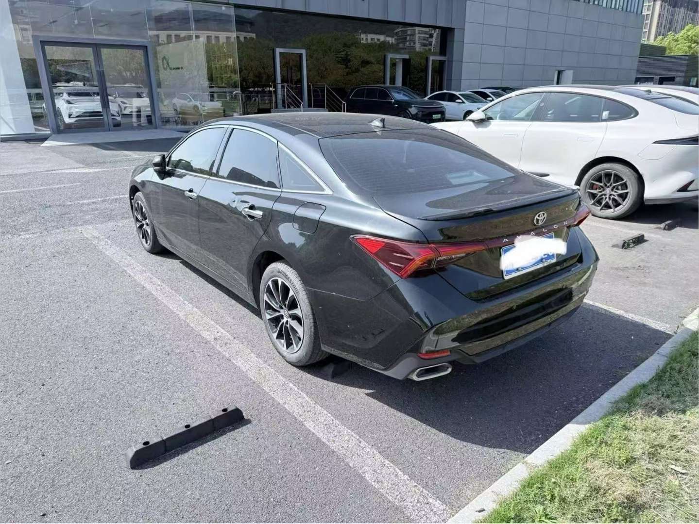 Toyota Avalon 2.5L Luxury 3