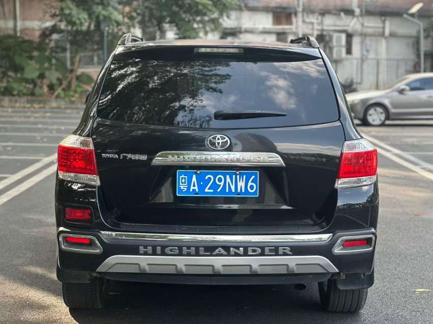 Toyota Highlander 2.7L Automatic Luxury Edition (7-Seater) 3