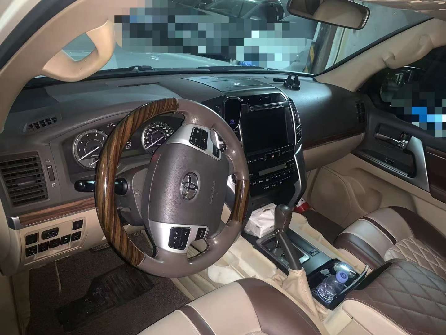 Toyota Land Cruiser 4.0 Middle East Base Trim 4
