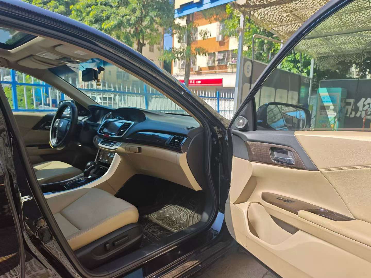 Honda Accord 2.4L EX Luxury Edition 6