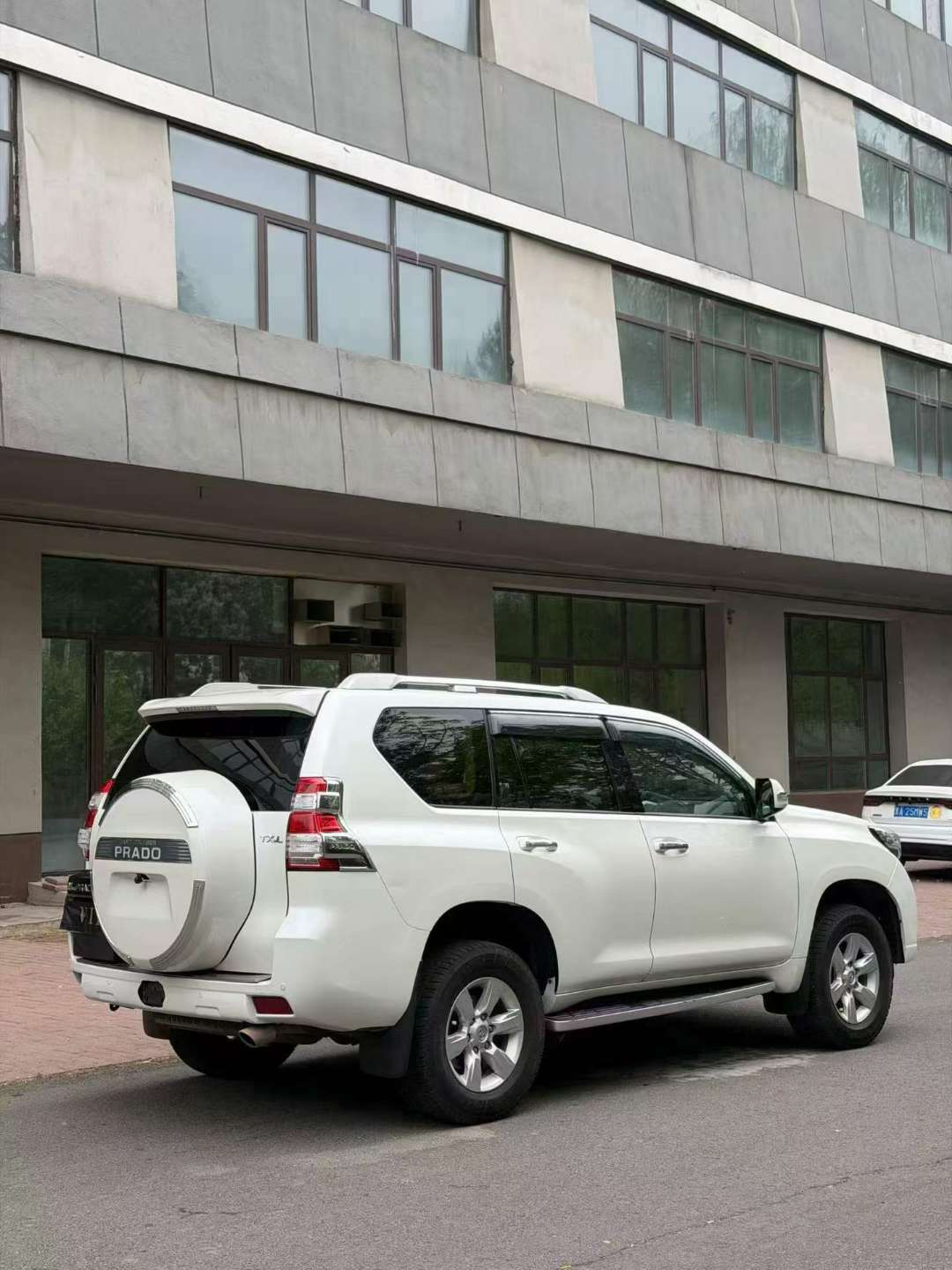 Toyota Prado 2015 Middle East Spec 2.7L 9-Airbag Refrigerator 7-Seater 6