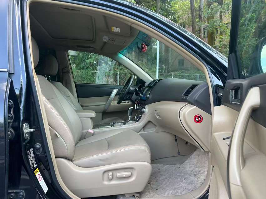 Toyota Highlander 2.7L Automatic Luxury Edition (7-Seater) 6