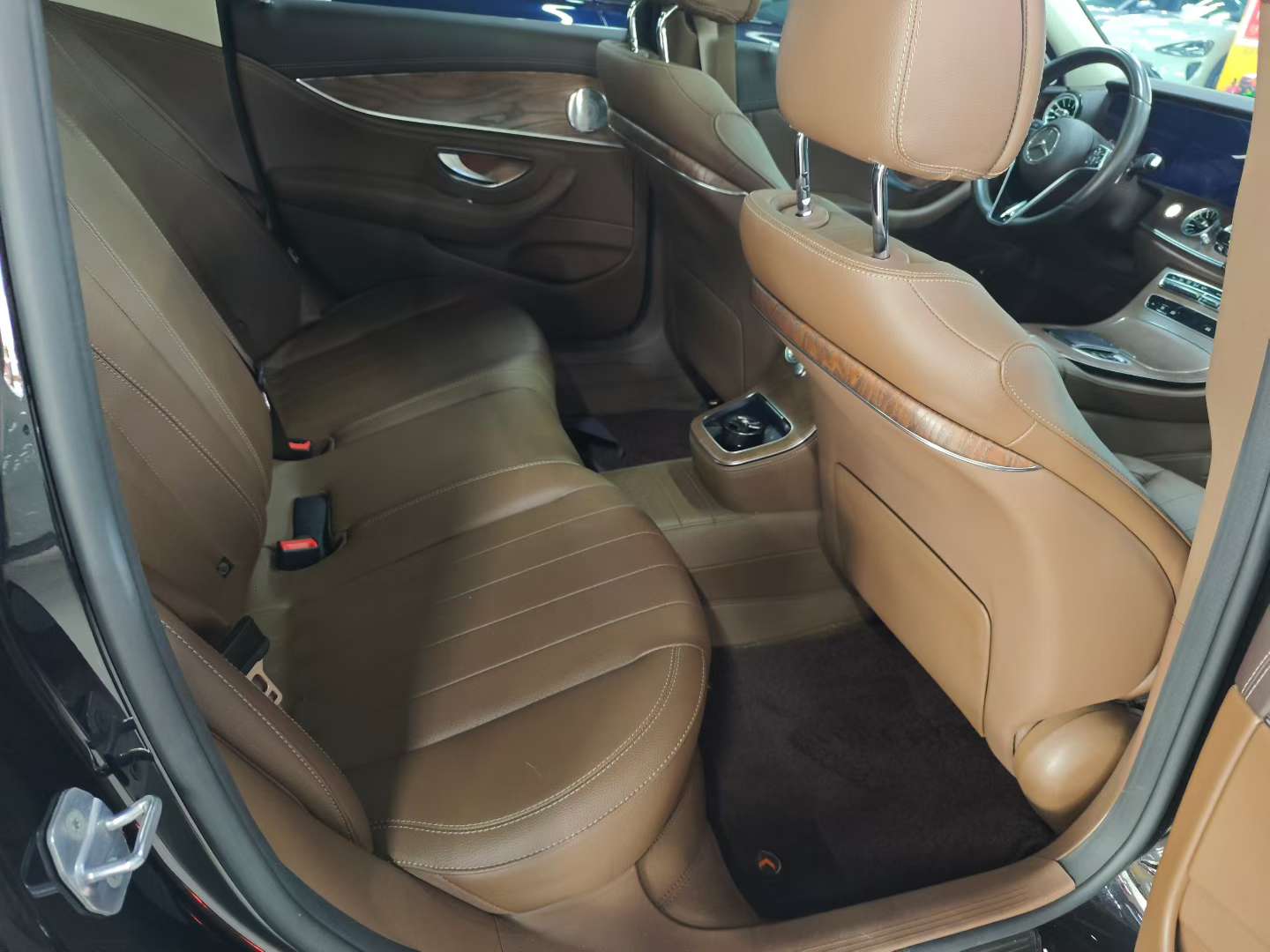Mercedes-Benz E-Class E300 Luxury Edition 4