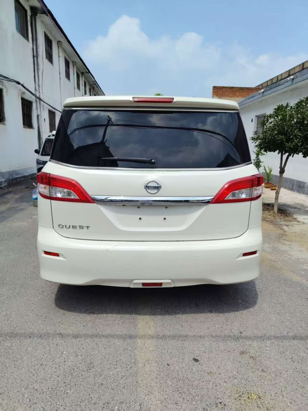 Nissan Quest 4