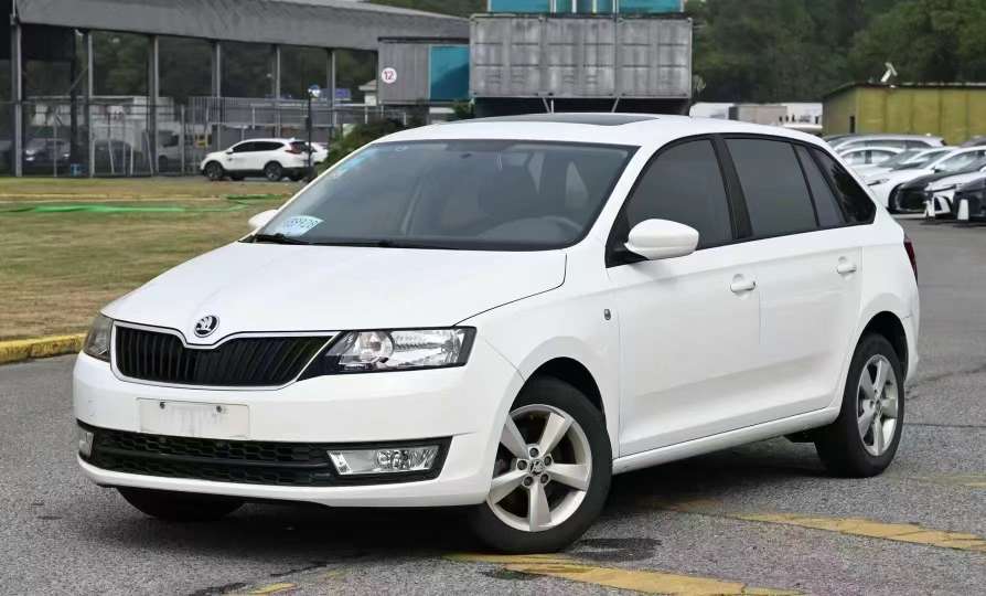 Skoda Rapid 1.6L Automatic Sunroof