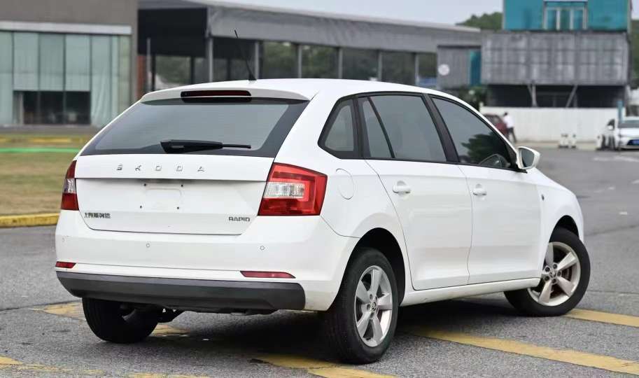 Skoda Rapid 1.6L Automatic Sunroof 2