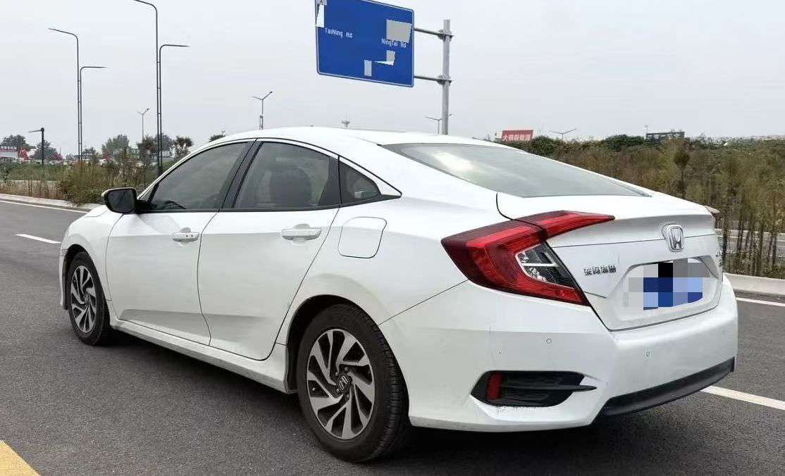 Honda Civic 1.5T 220TURBO Luxury 8