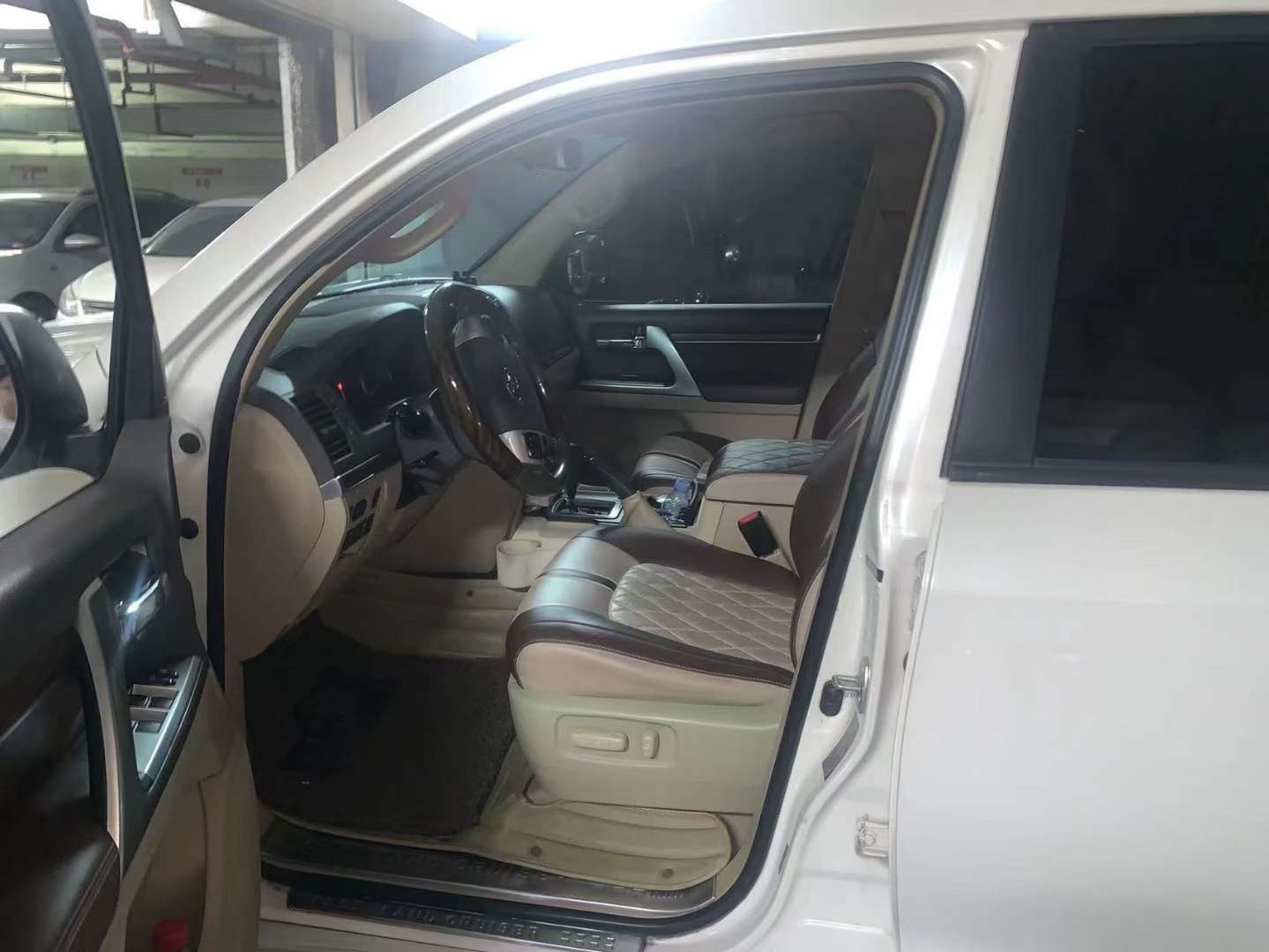 Toyota Land Cruiser 4.0 Middle East Base Trim 5