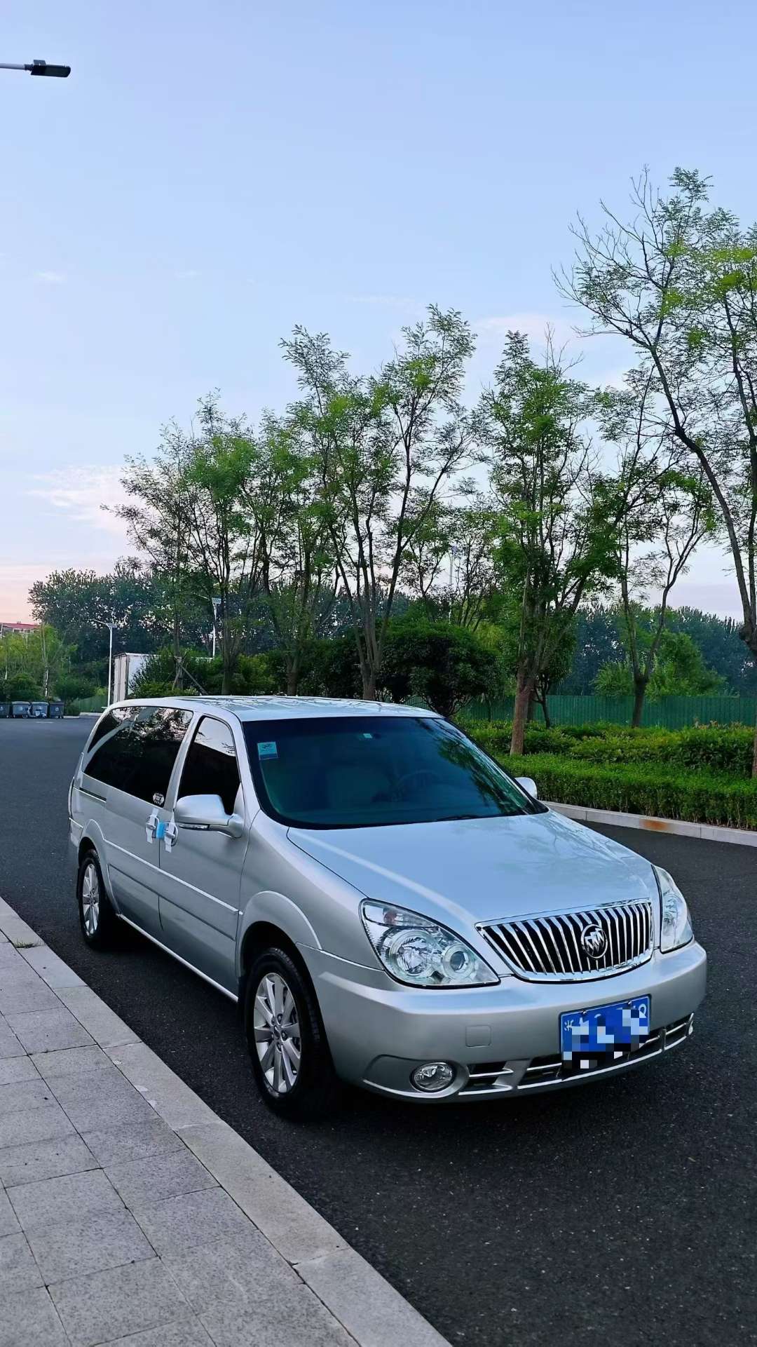 Buick GL8 2