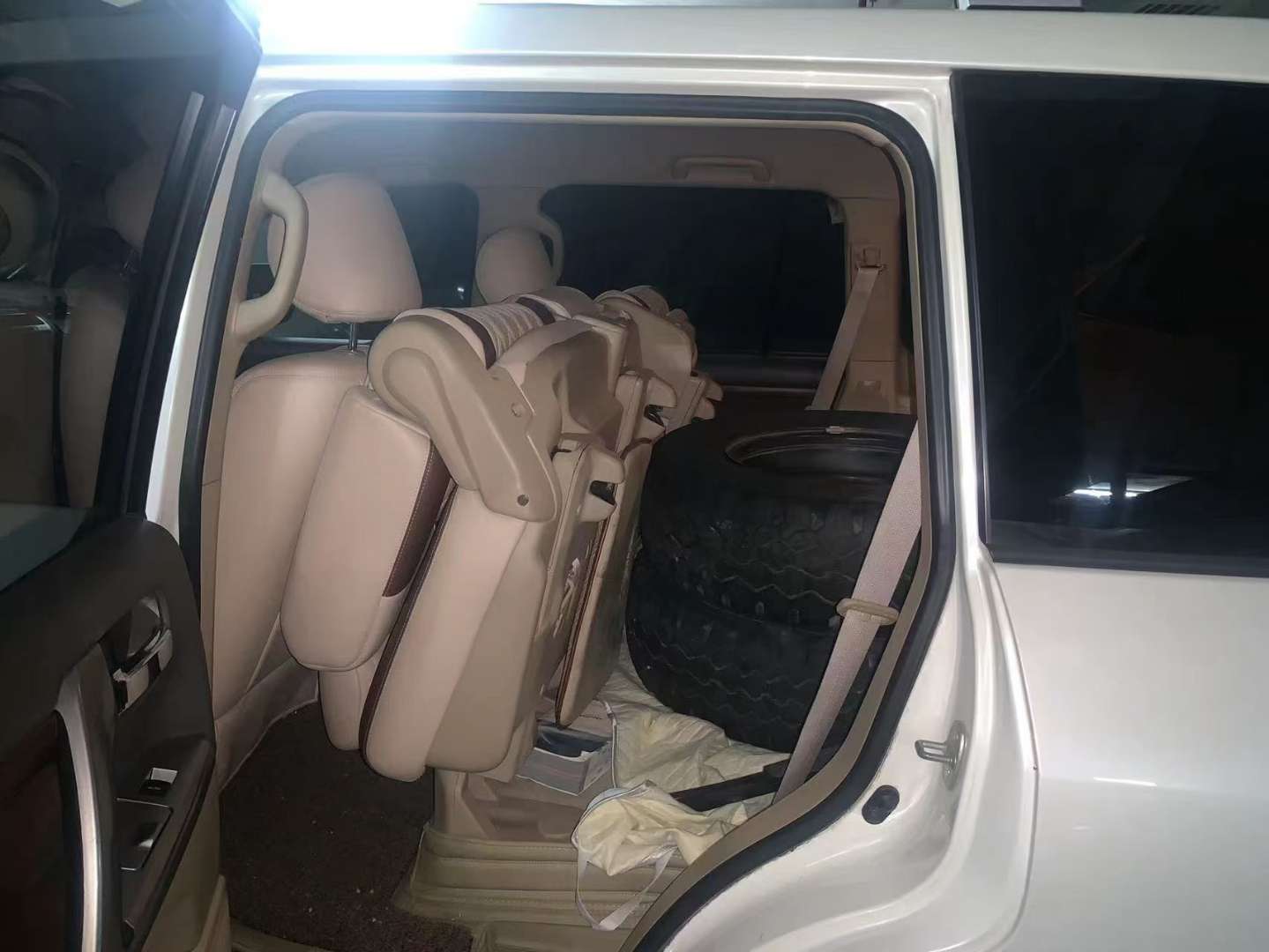 Toyota Land Cruiser 4.0 Middle East Base Trim 6