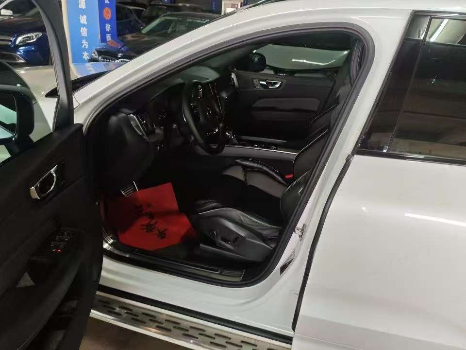 Volvo XC60 2.0T T5 AWD Zhiyuan Sport Edition 5