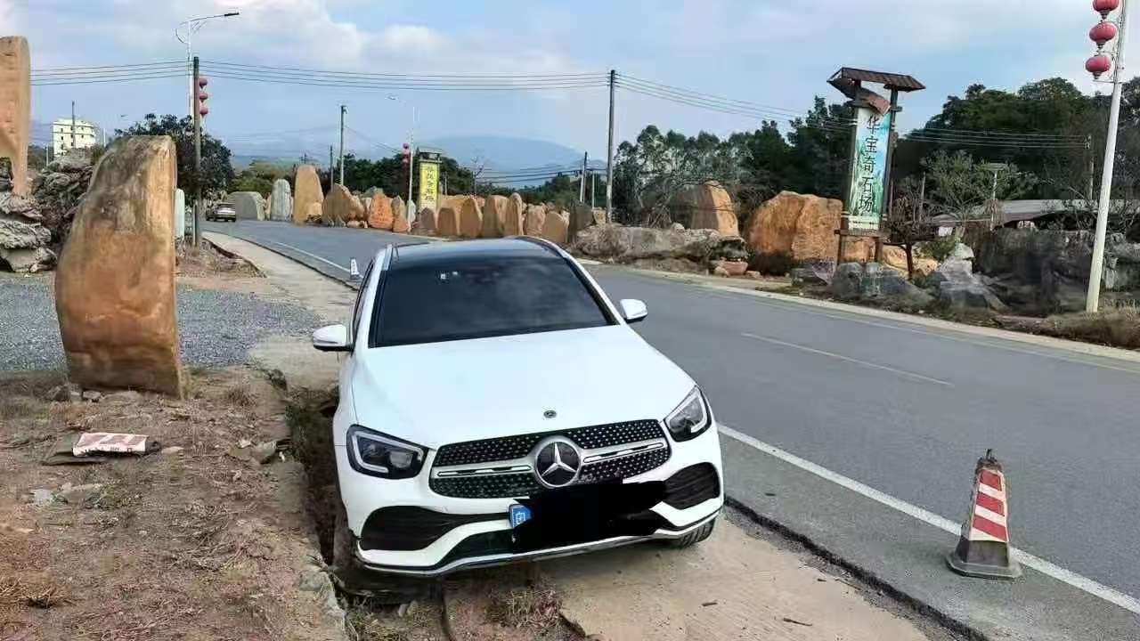 Mercedes-Benz GLC 2021 300 L 4MATIC 2.0T AMG-Line
