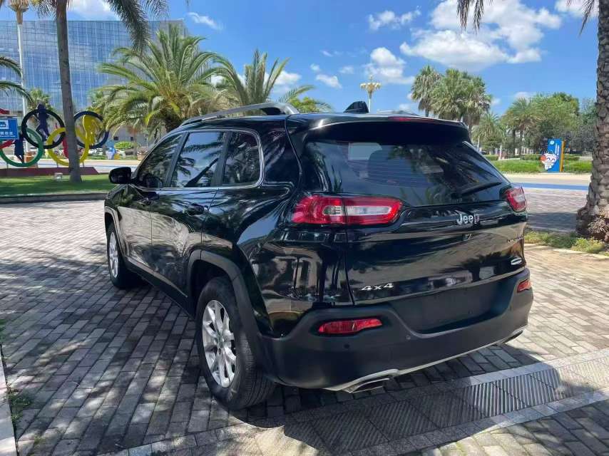 Jeep Cherokee 2.4L AWD Top Trim 4