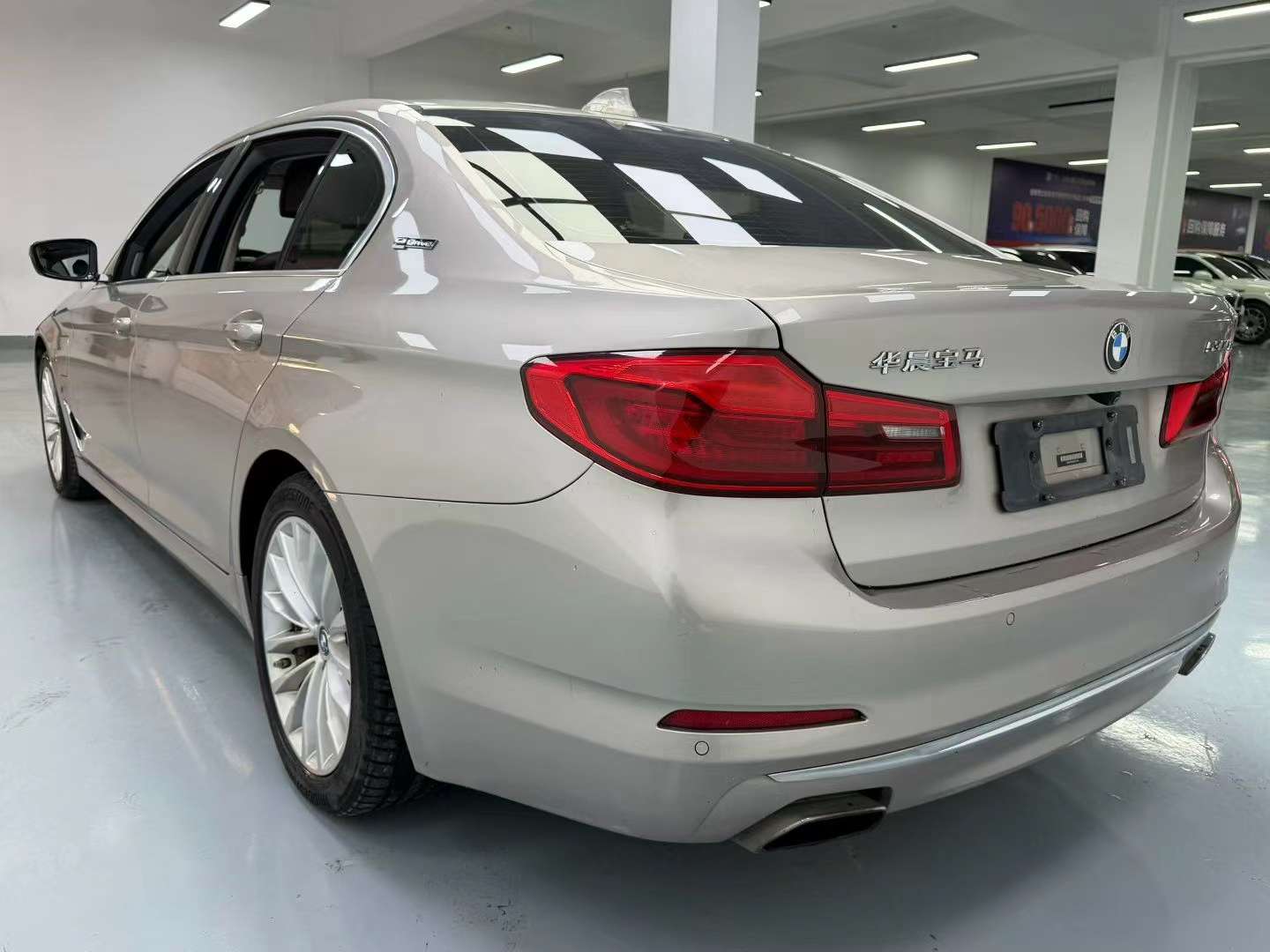 BMW 5 Series 530Le 4
