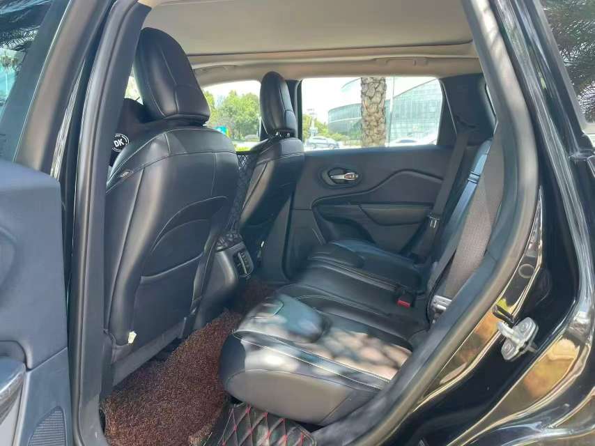 Jeep Cherokee 2.4L AWD Top Trim 9