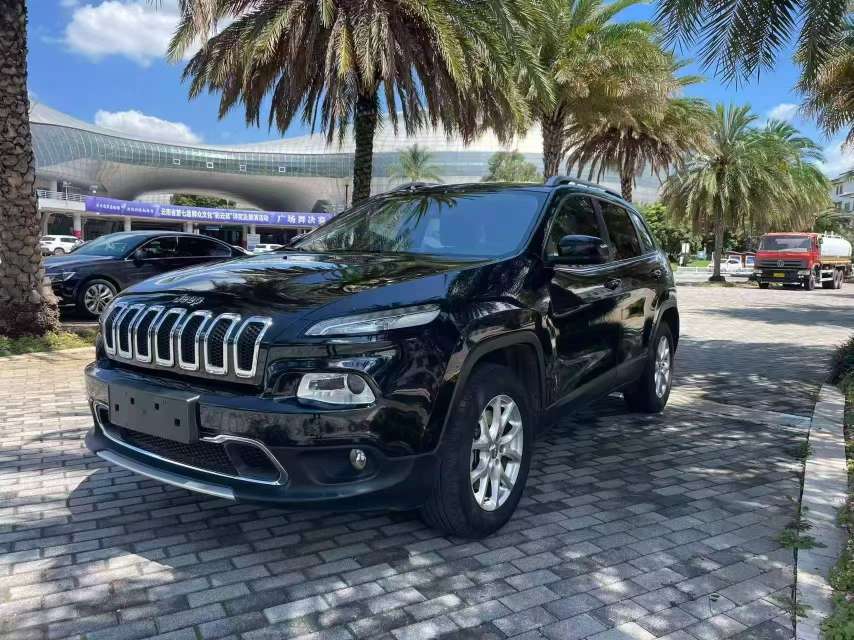 Jeep Cherokee 2.4L AWD Top Trim 2