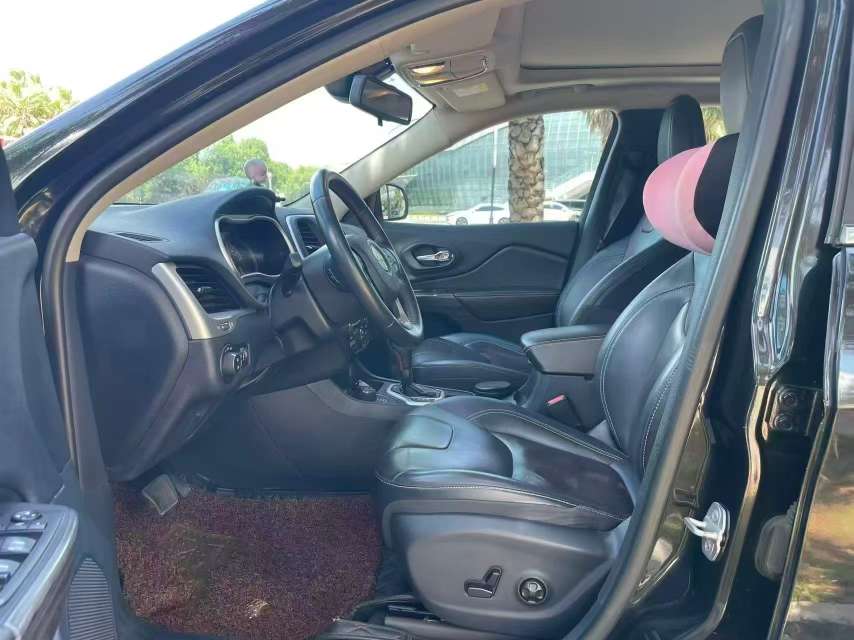 Jeep Cherokee 2.4L AWD Top Trim 7