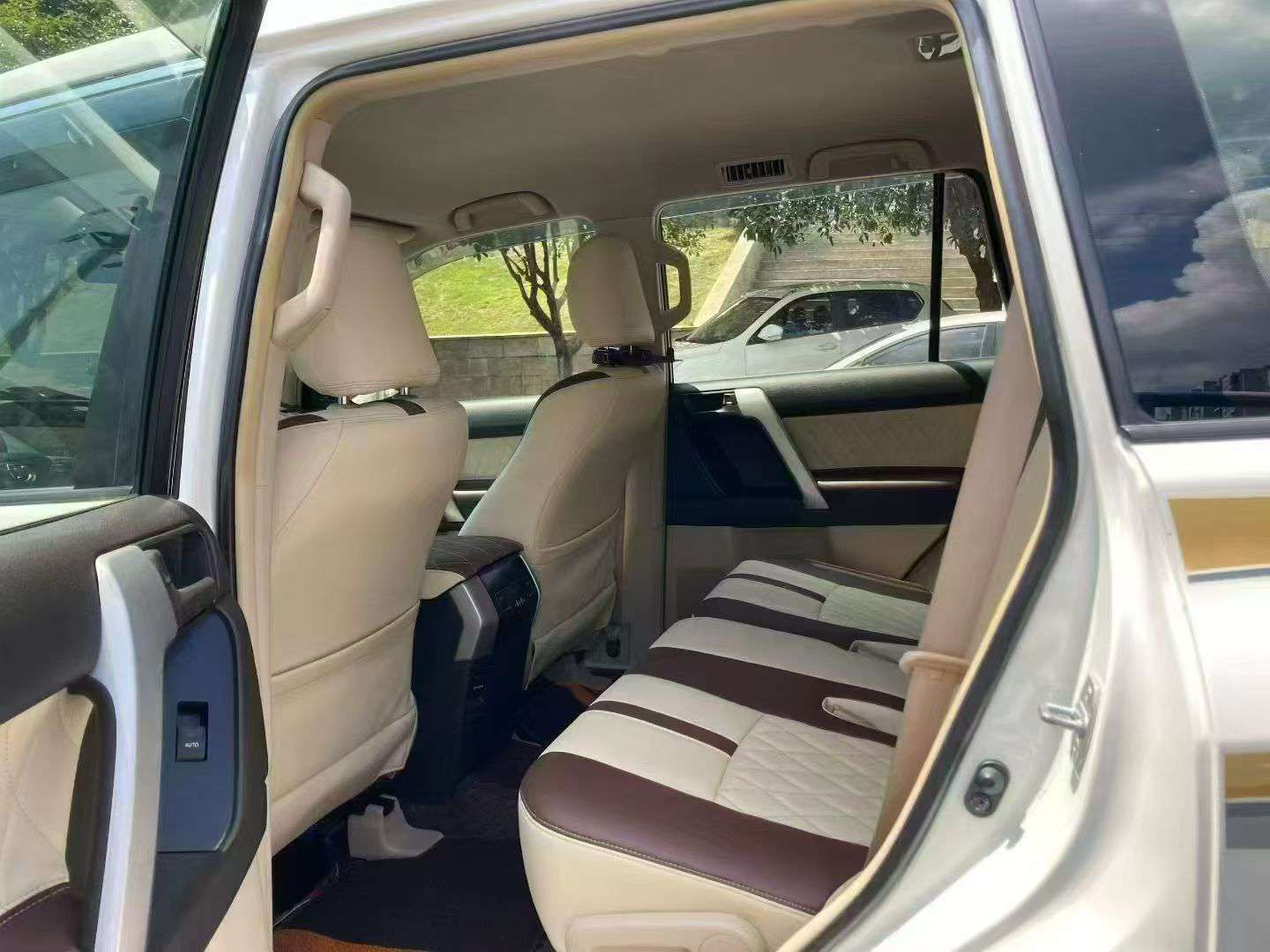 Toyota Prado 2700 Luxury 7-Seater 6