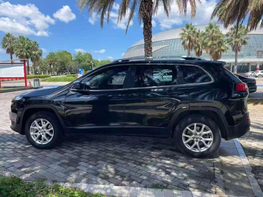 Jeep Cherokee 2.4L AWD Top Trim 3