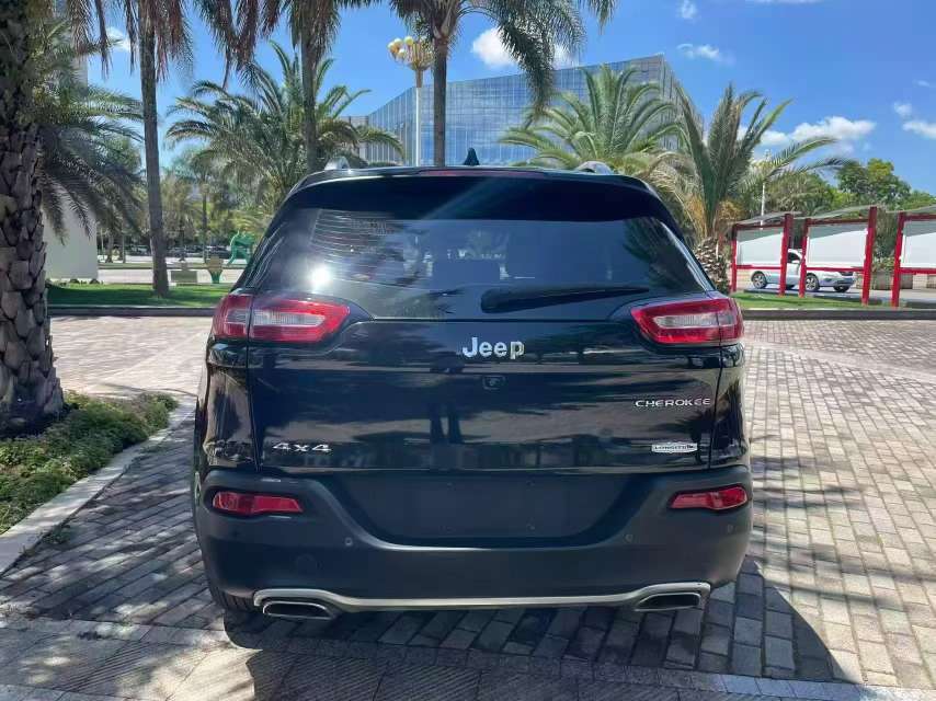 Jeep Cherokee 2.4L AWD Top Trim 5