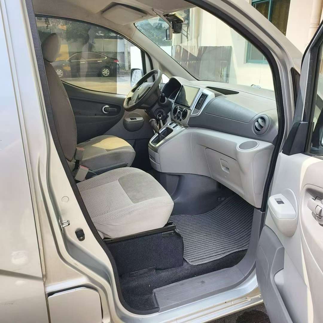 Nissan NV200 8