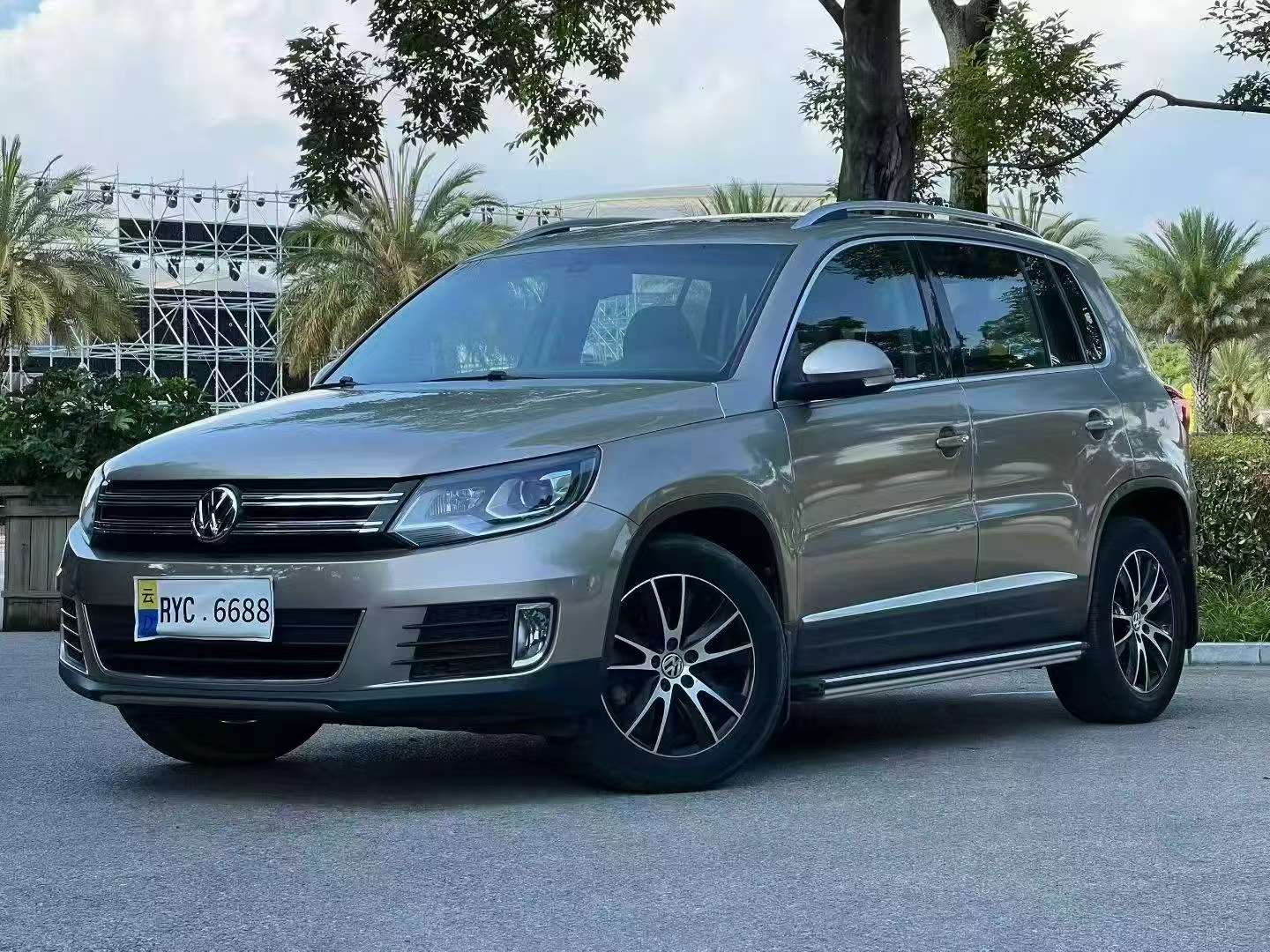 Volkswagen Tiguan 1.8T Automatic FWD Luxury Trim 2