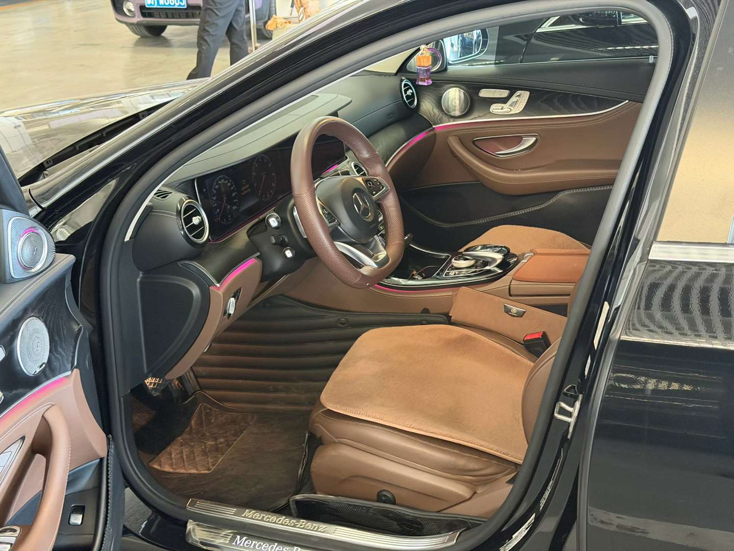 Mercedes-Benz E-Class E300L Luxury 5
