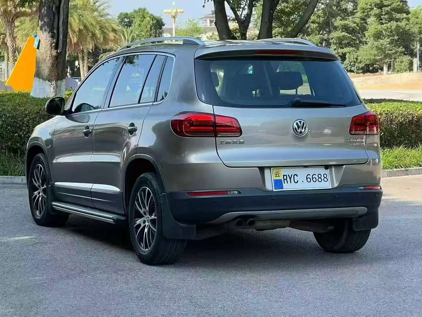 Volkswagen Tiguan 1.8T Automatic FWD Luxury Trim 9