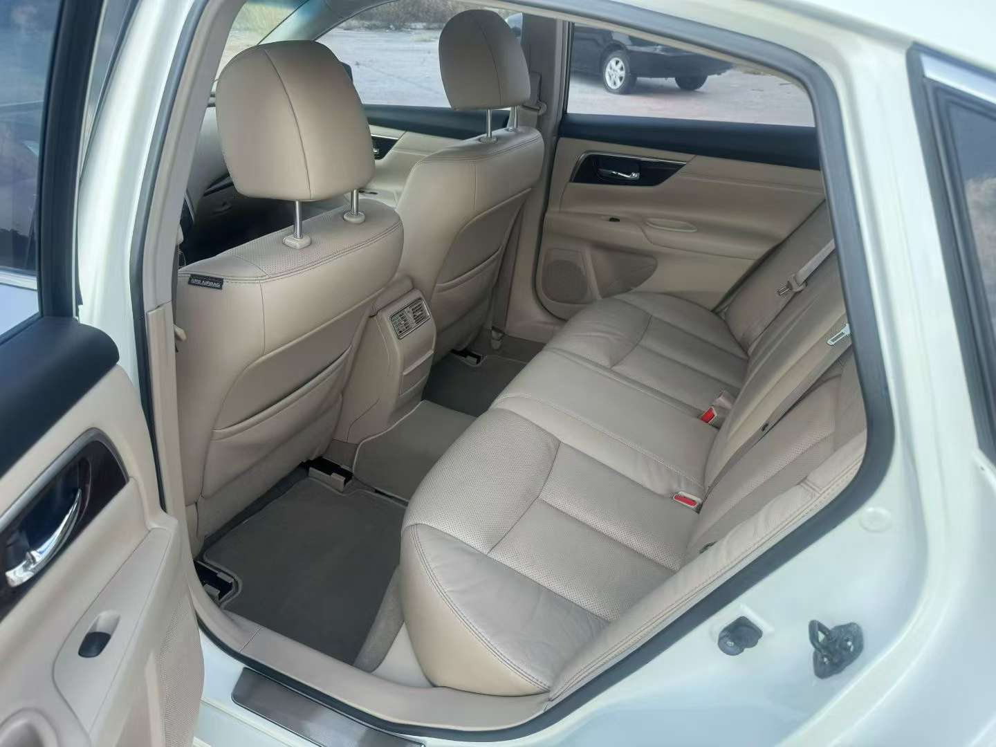 Nissan Altima 2.0L Automatic Luxury 7