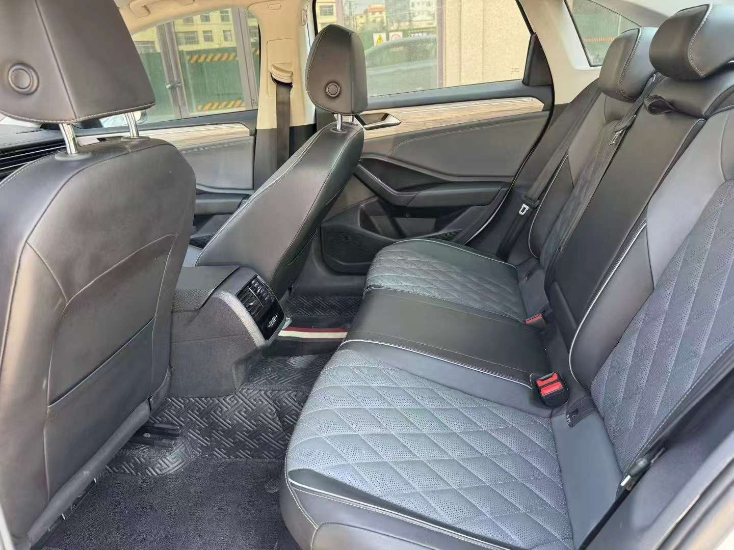 Volkswagen Sagitar 1.5T Superior 6