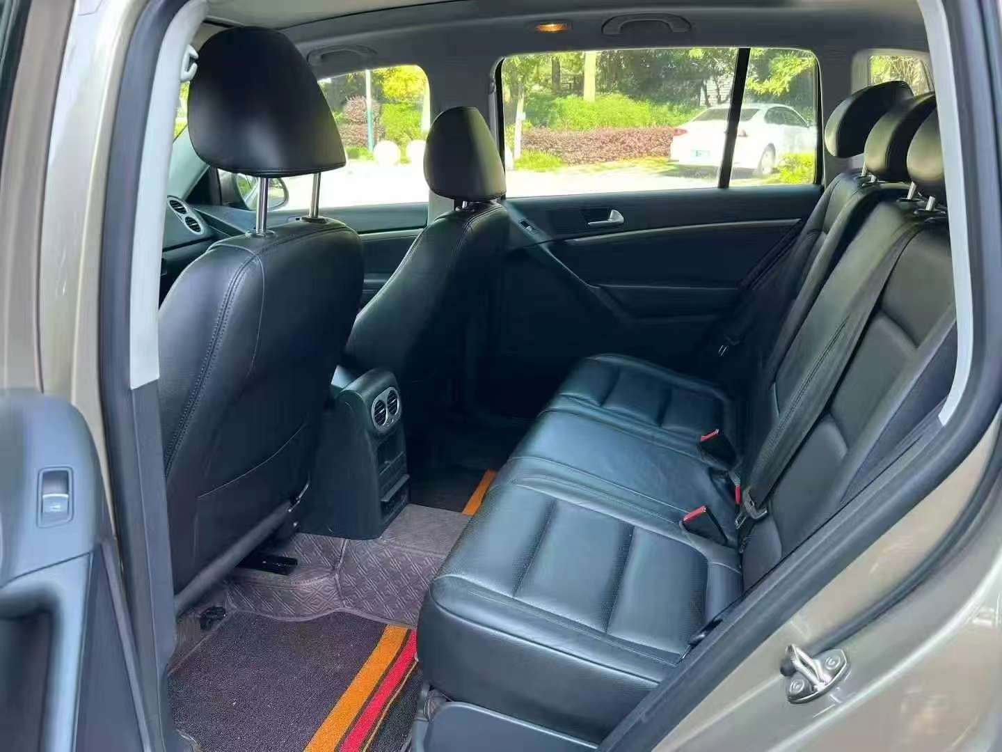 Volkswagen Tiguan 1.8T Automatic FWD Luxury Trim 6