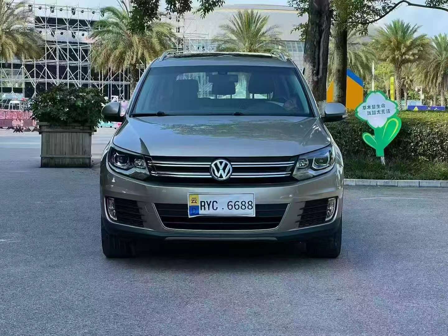 Volkswagen Tiguan 1.8T Automatic FWD Luxury Trim