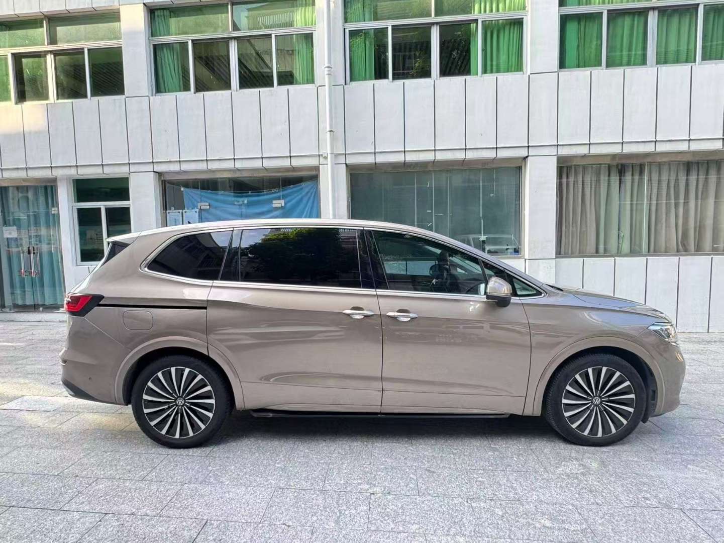 Volkswagen Viloran 2.0T Automatic Sunroof Premium Edition 380 4