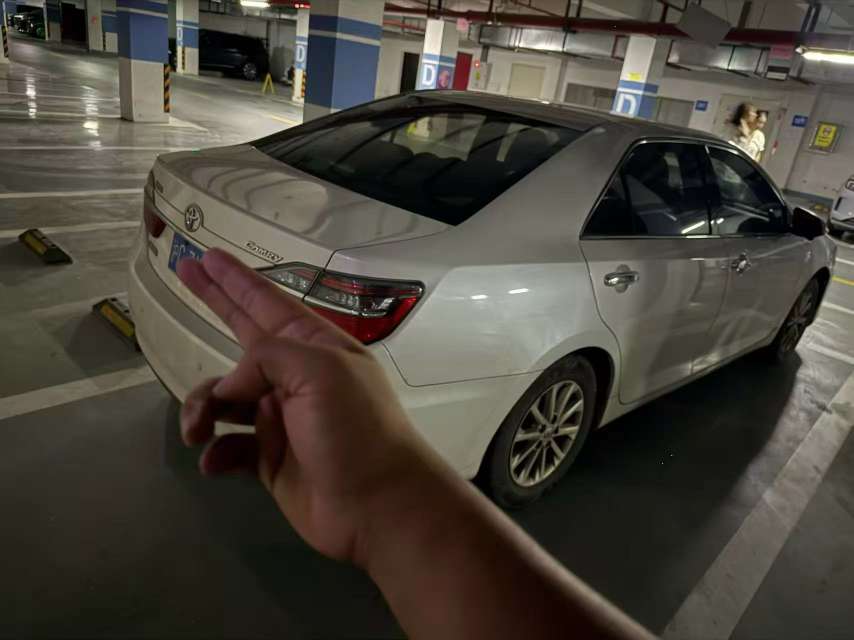 Toyota Camry 2.0G 9
