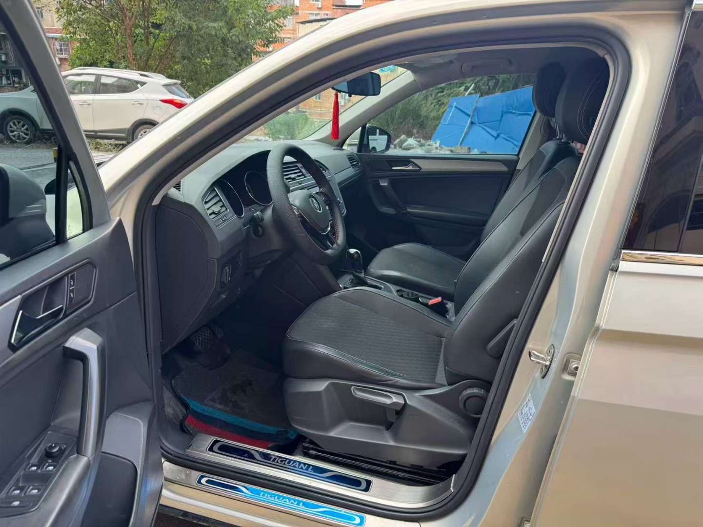 Volkswagen Tiguan L Fashion Edition 330 2WD 1.8T Automatic Navigation 8