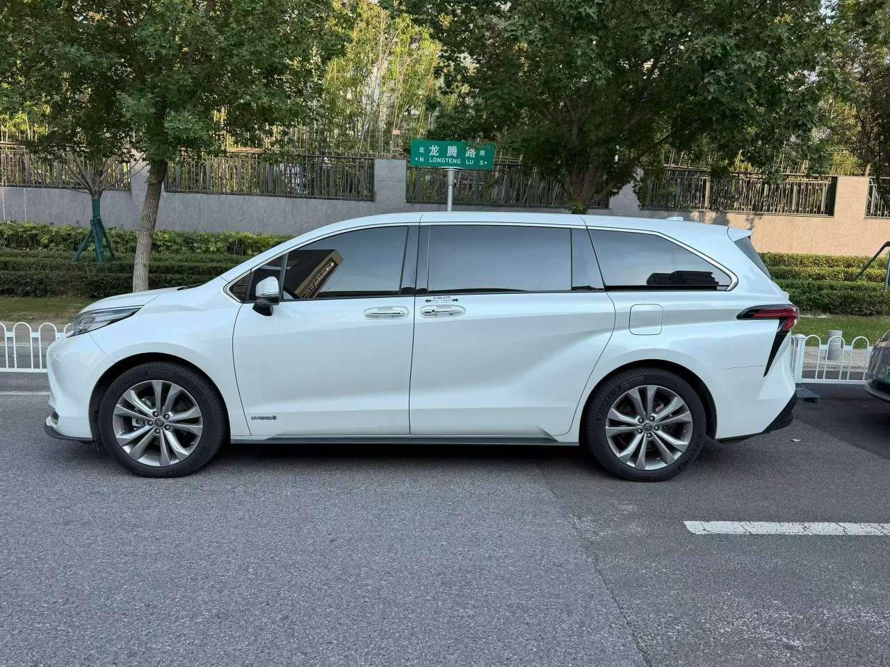 Toyota Sienna 2023 Luxury Edition 3