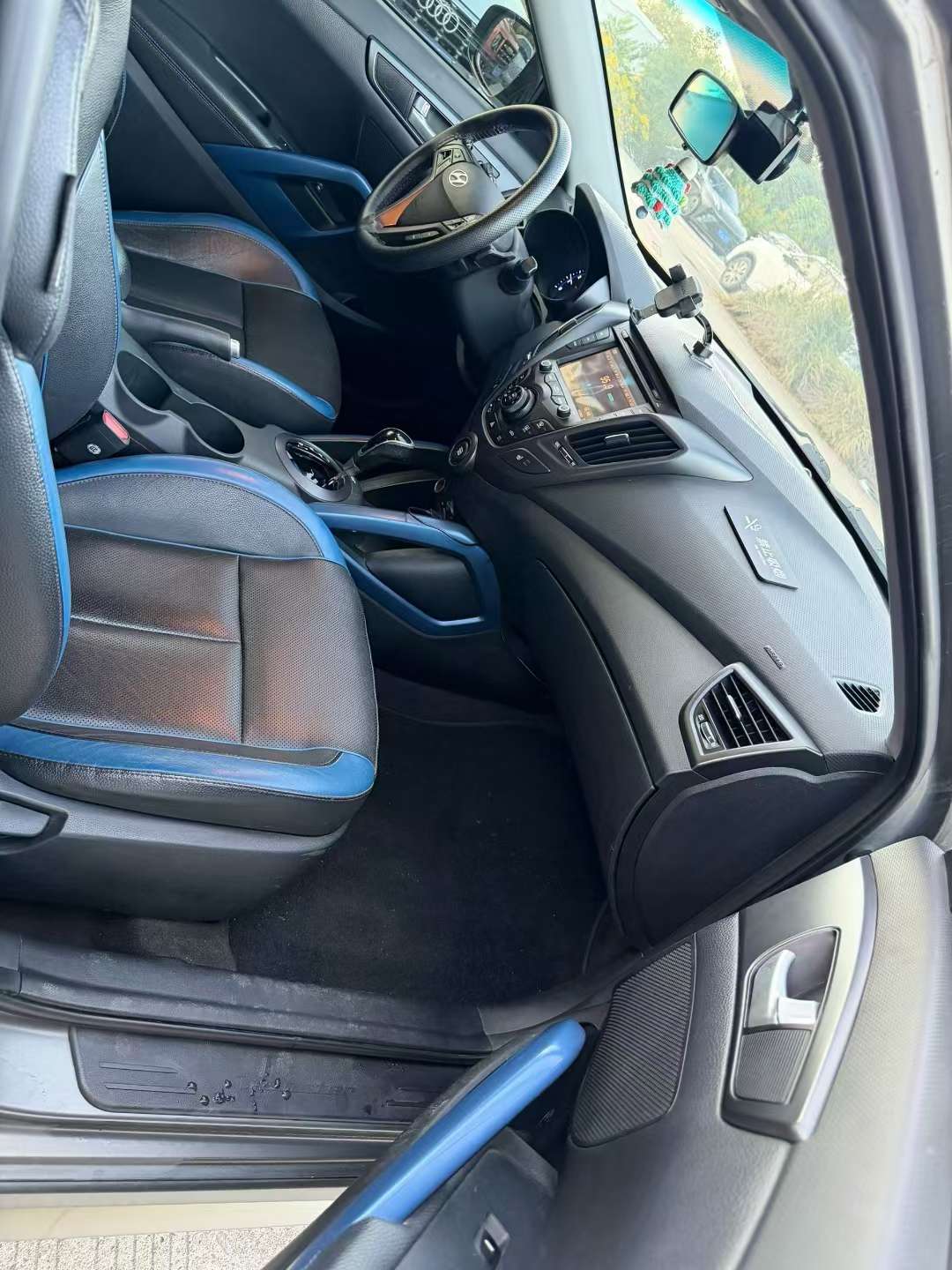 Hyundai Veloster 6
