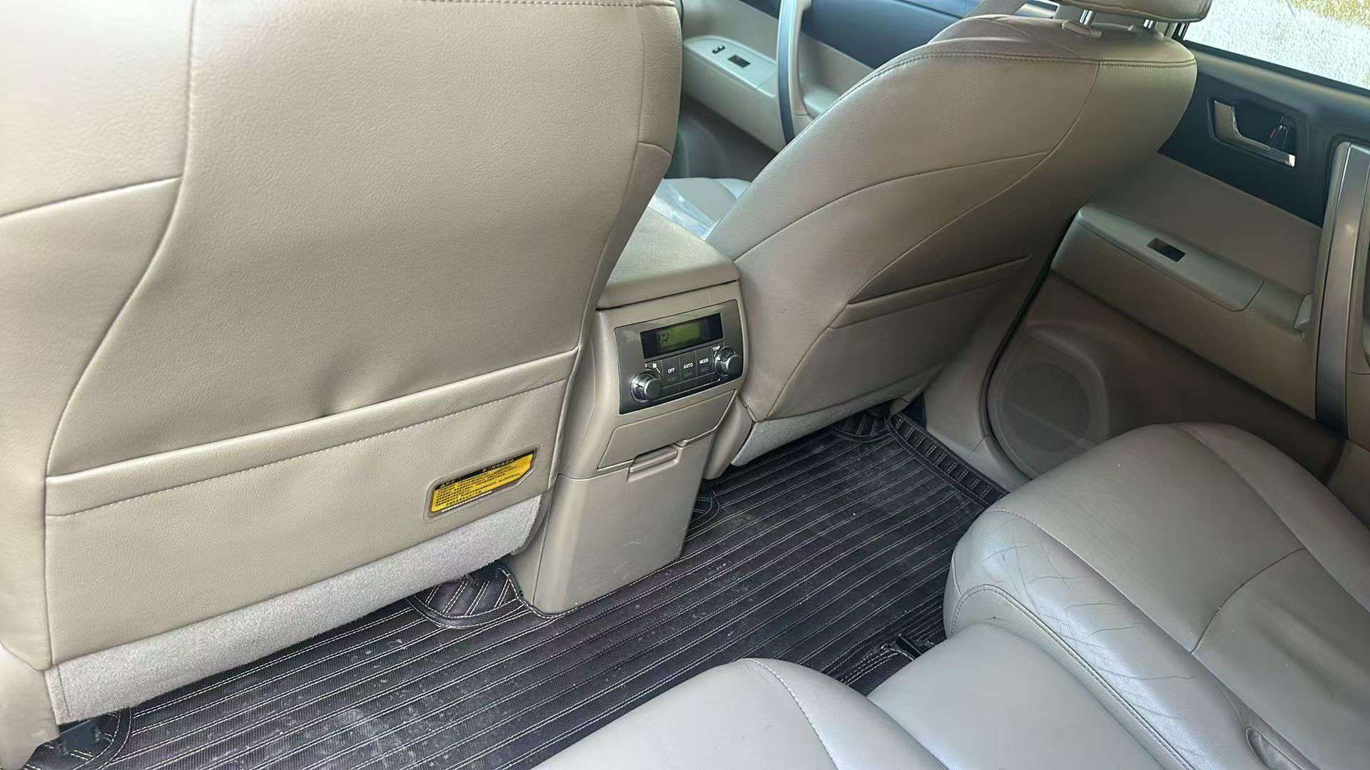 Toyota Highlander 7-Seat Luxury 4