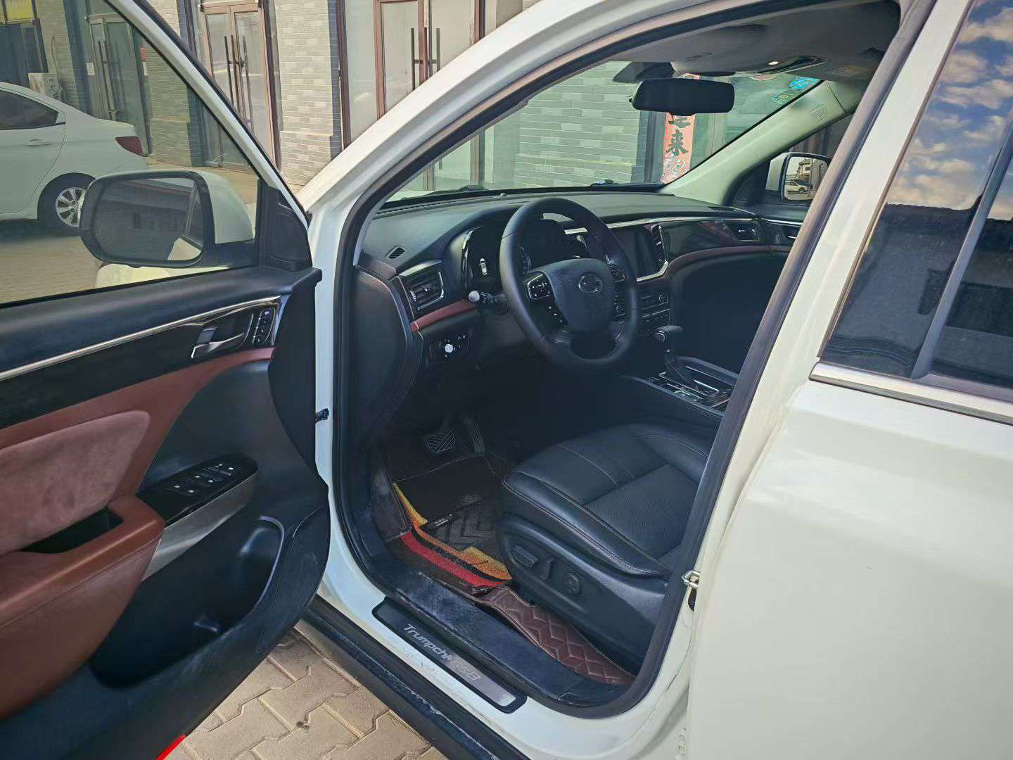 GAC Trumpchi GS8 2017 2.0T 2WD 7-Seater Luxury 4