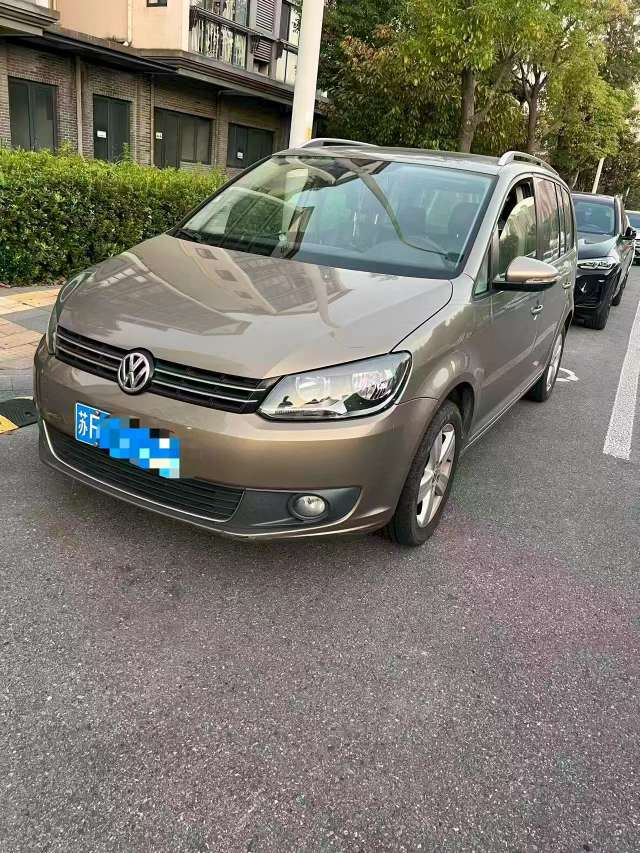 Volkswagen Touran 1.4T Automatic with Sunroof